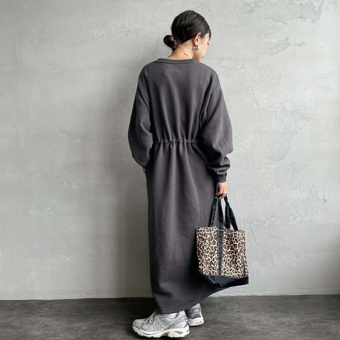 THE FOX [ザフォックス] ウエストドローコード スウェットワンピース [JFL25AW-07-JF] SUMIKURO &&モデル身長：150cm 着用サイズ：S&&