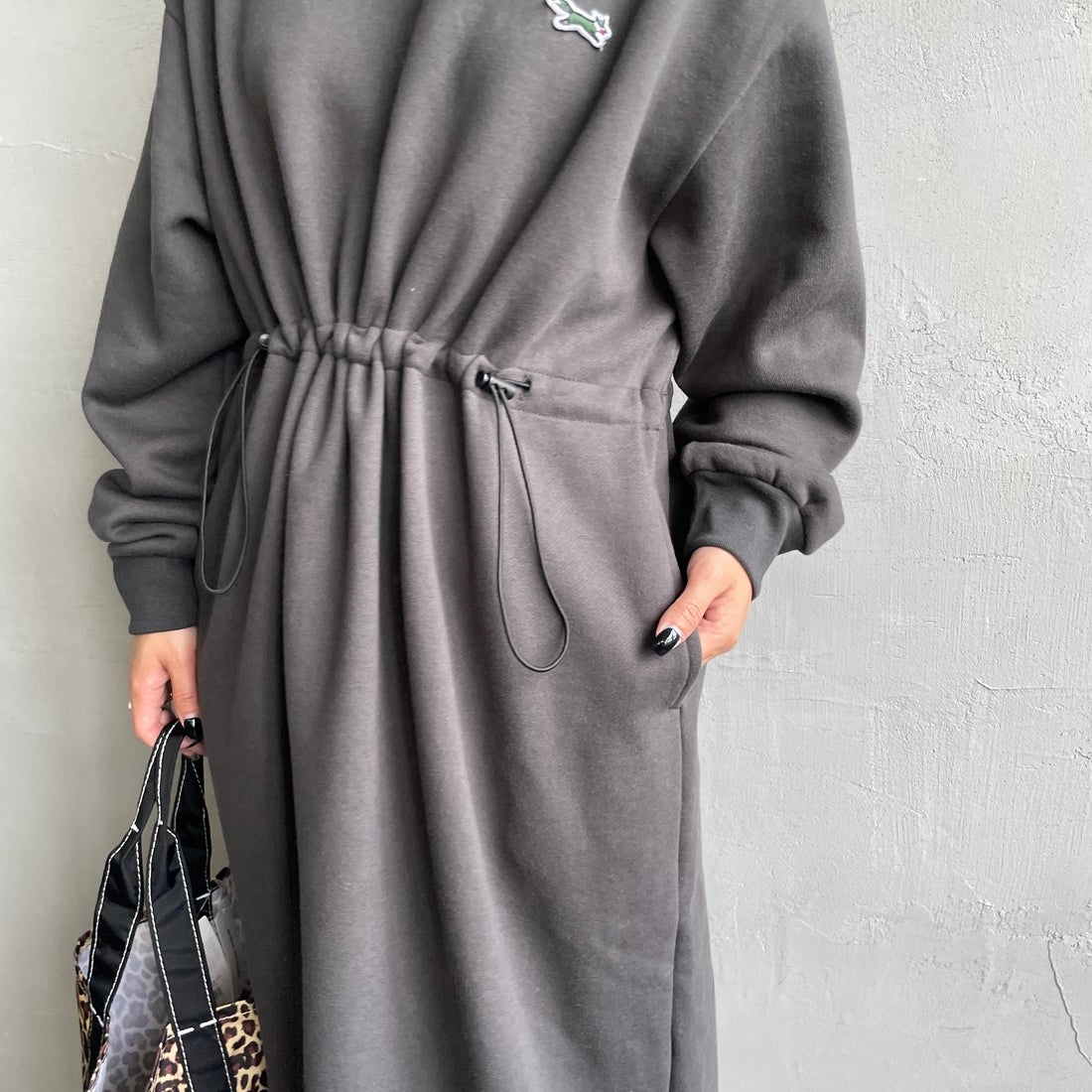THE FOX [ザフォックス] ウエストドローコード スウェットワンピース [JFL25AW-07-JF] SUMIKURO &&モデル身長：150cm 着用サイズ：S&&