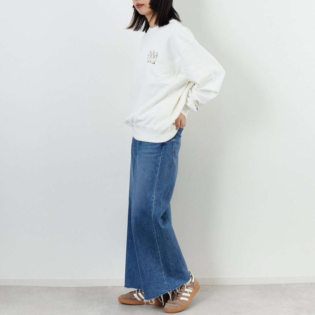 The Endless Summer [エンドレスサマー] YAKUMAN クルーネックスウェット [FH-25774325] 07 WHITE &&モデル身長：162cm 着用サイズ：S&&