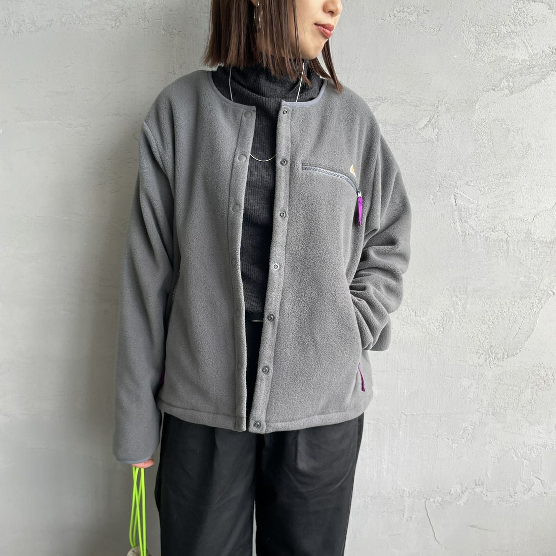 KELTY [ケルティ] 別注 クルーネック フリースカーディガン [KE254W30IN01-JF] CHARCOAL &&モデル身長：159cm 着用サイズ：M&&