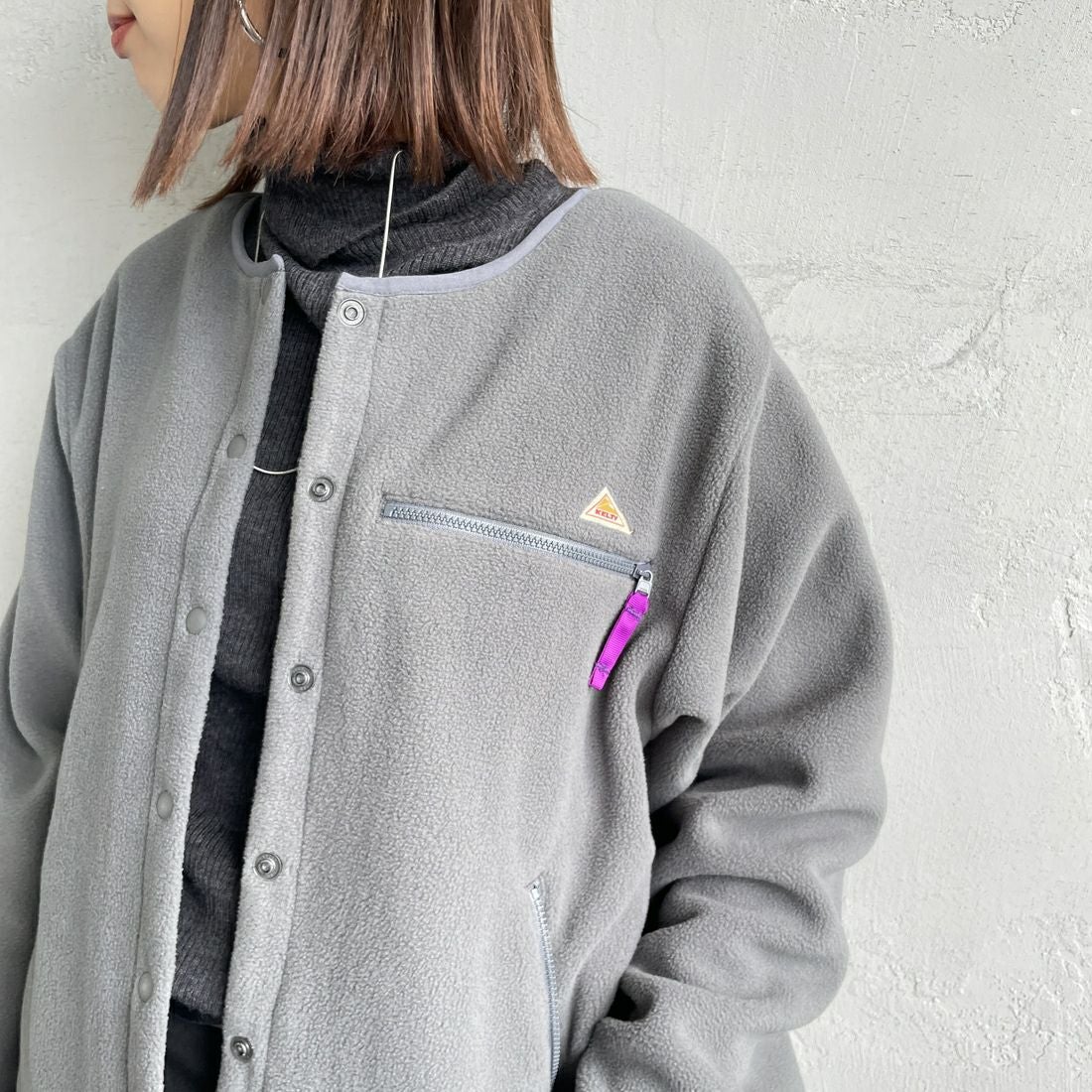 KELTY [ケルティ] 別注 クルーネック フリースカーディガン [KE254W30IN01-JF] CHARCOAL &&モデル身長：159cm 着用サイズ：M&&