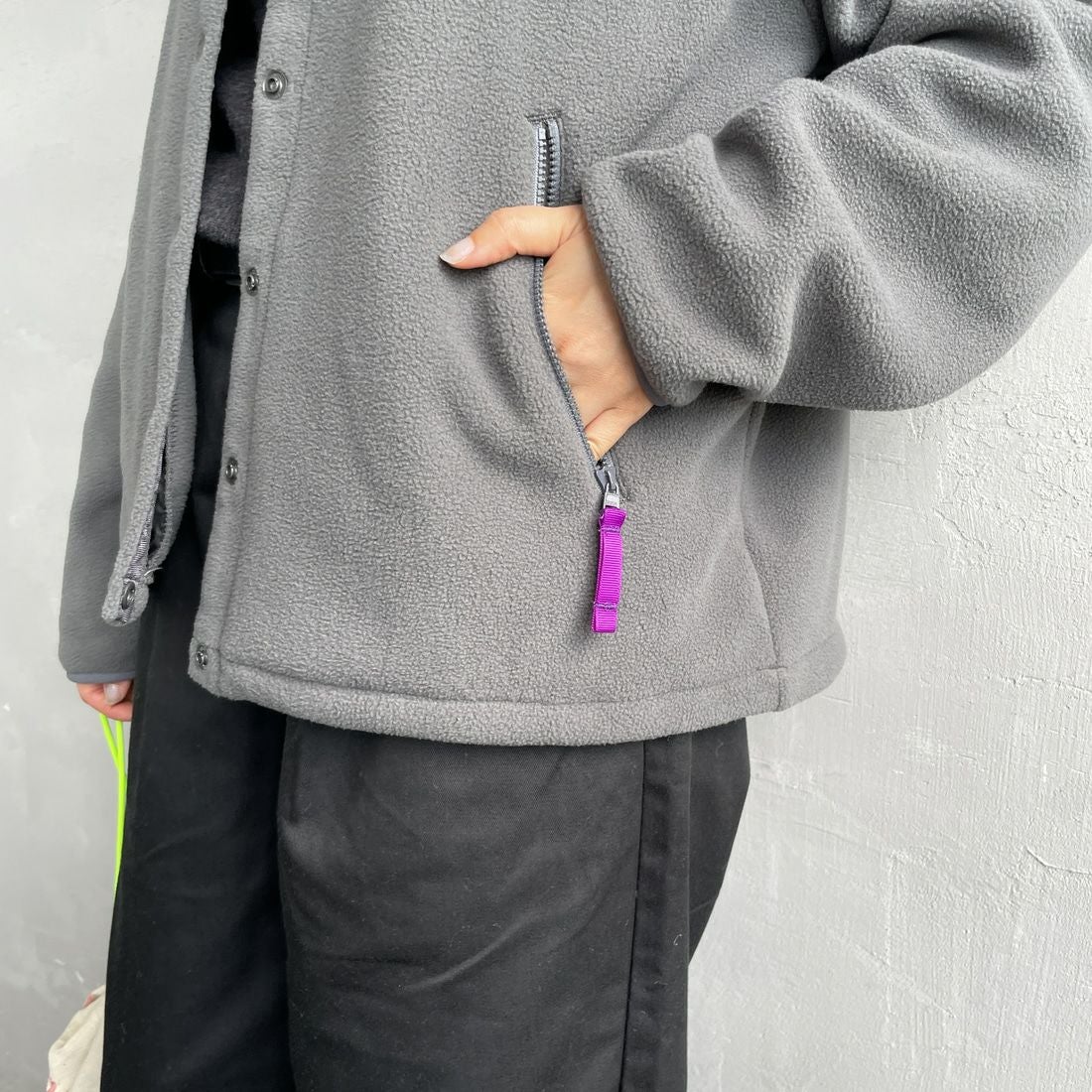 KELTY [ケルティ] 別注 クルーネック フリースカーディガン [KE254W30IN01-JF] CHARCOAL &&モデル身長：159cm 着用サイズ：M&&