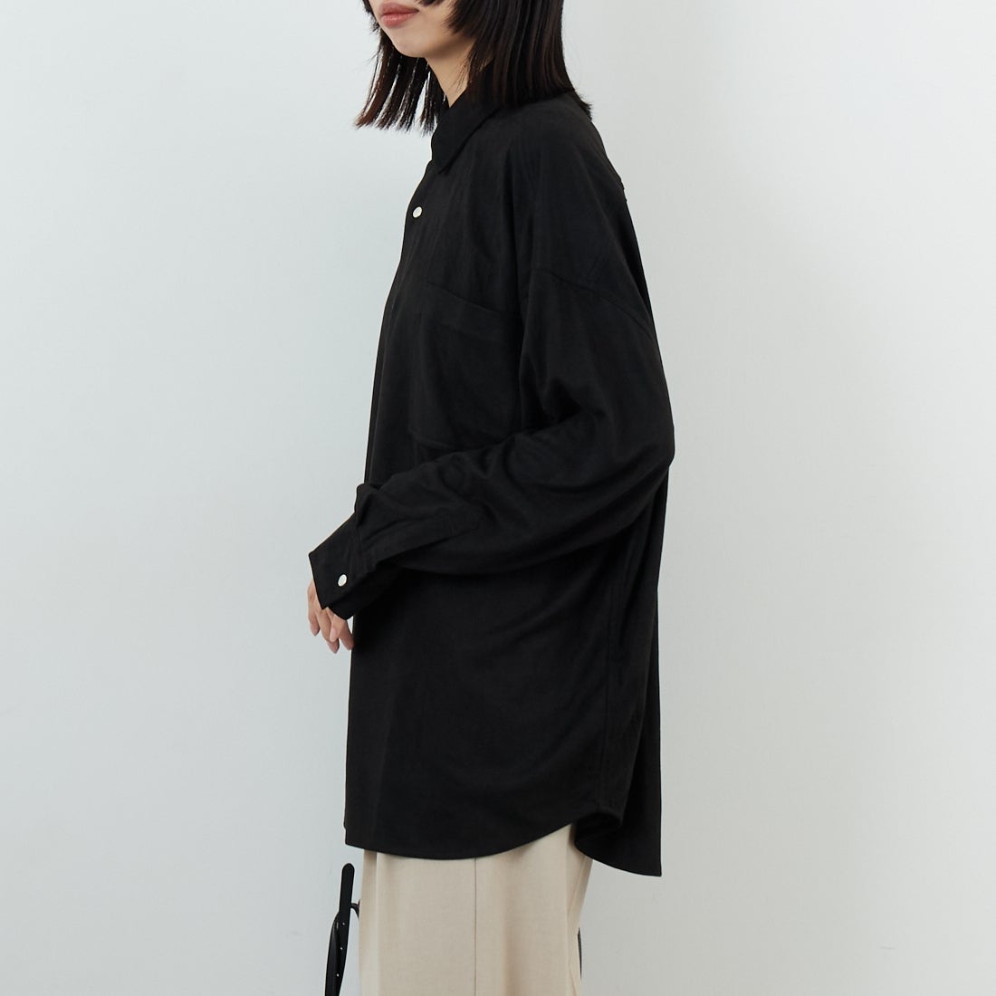 Noir Fabrik [ヌワールファブリック] フェイクスエードビッグシャツ [IN3-SH-5] BLACK &&モデル身長：162cm 着用サイズ：F&&
