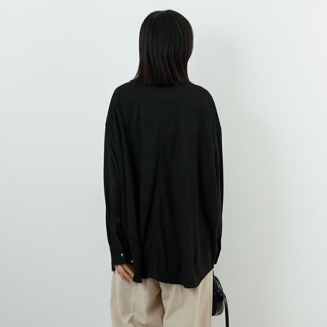 Noir Fabrik [ヌワールファブリック] フェイクスエードビッグシャツ [IN3-SH-5] BLACK &&モデル身長：162cm 着用サイズ：F&&