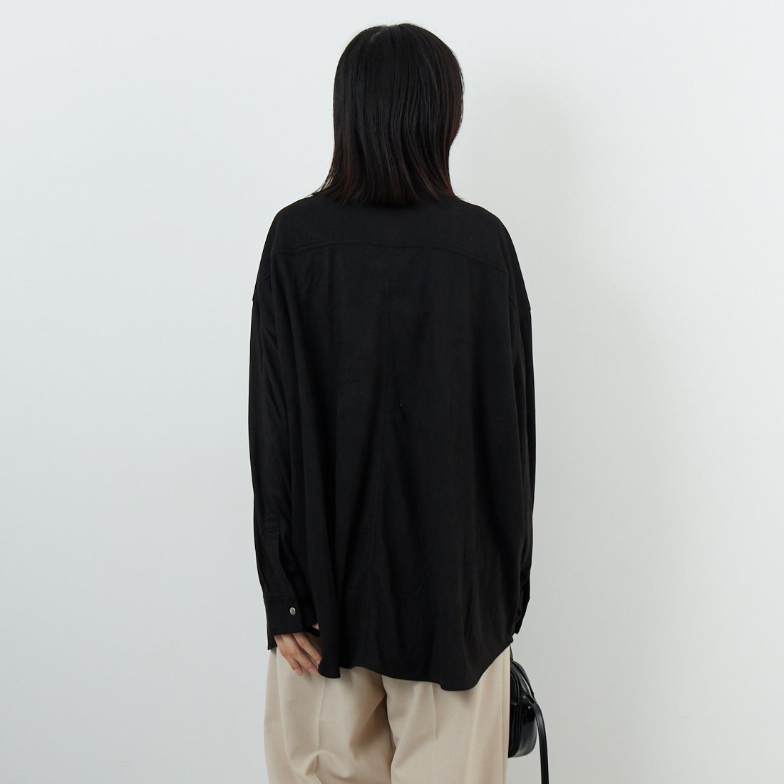 Noir Fabrik [ヌワールファブリック] フェイクスエードビッグシャツ [IN3-SH-5] BLACK &&モデル身長：162cm 着用サイズ：F&&