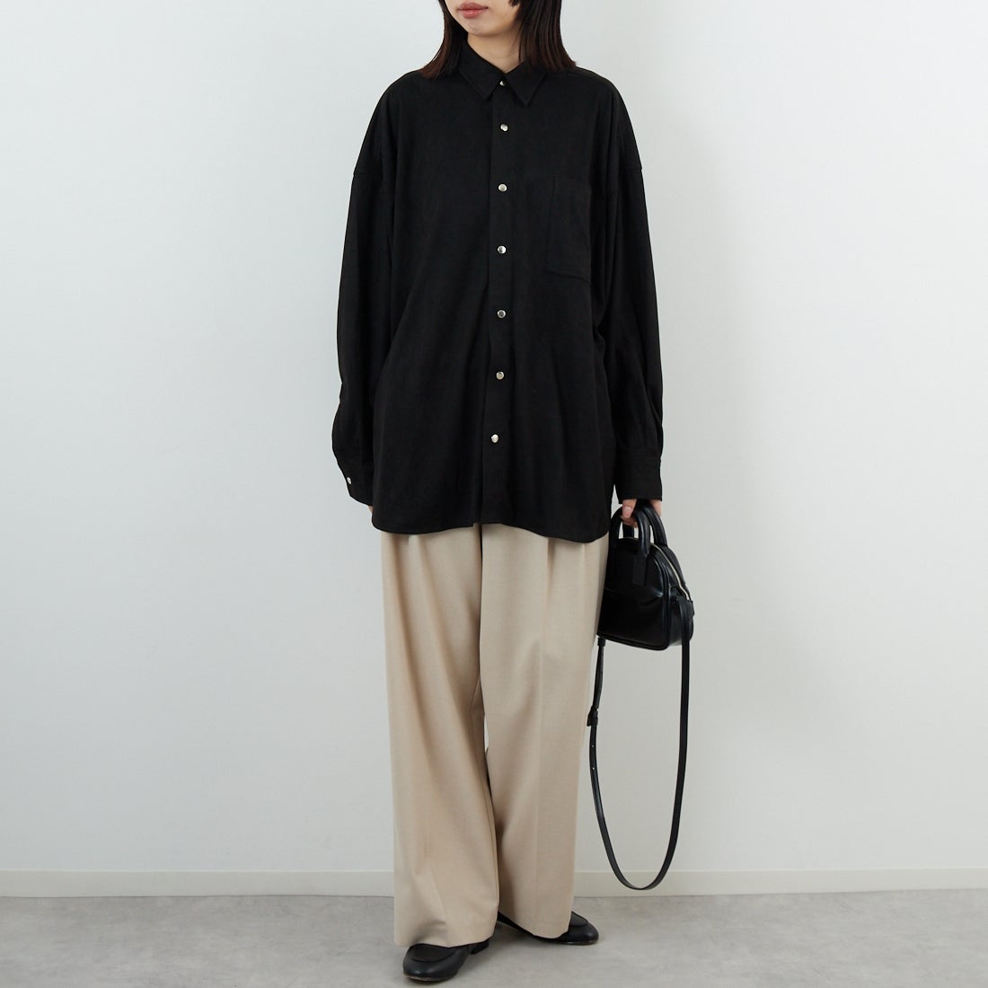 Noir Fabrik [ヌワールファブリック] フェイクスエードビッグシャツ [IN3-SH-5] BLACK &&モデル身長：162cm 着用サイズ：F&&