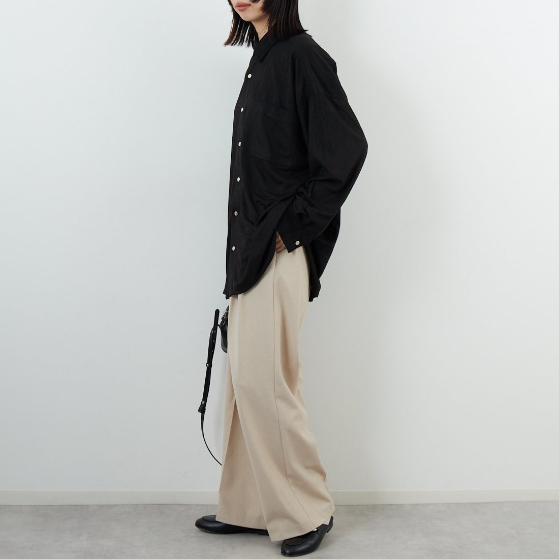 Noir Fabrik [ヌワールファブリック] フェイクスエードビッグシャツ [IN3-SH-5] BLACK &&モデル身長：162cm 着用サイズ：F&&