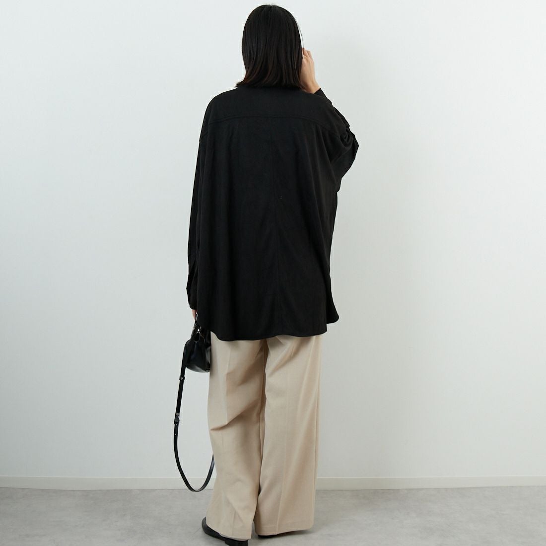 Noir Fabrik [ヌワールファブリック] フェイクスエードビッグシャツ [IN3-SH-5] BLACK &&モデル身長：162cm 着用サイズ：F&&