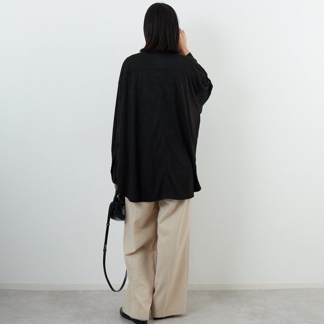 Noir Fabrik [ヌワールファブリック] フェイクスエードビッグシャツ [IN3-SH-5] BLACK &&モデル身長：162cm 着用サイズ：F&&