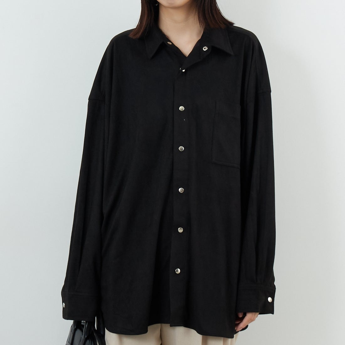 Noir Fabrik [ヌワールファブリック] フェイクスエードビッグシャツ [IN3-SH-5] BLACK &&モデル身長：162cm 着用サイズ：F&&