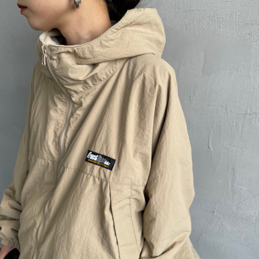 frostline [フロストライン] 別注 リバーシブルフードブルゾン [FL15-JK-IN5-JF] BEIGE &&モデル身長：150cm 着用サイズ：M&&