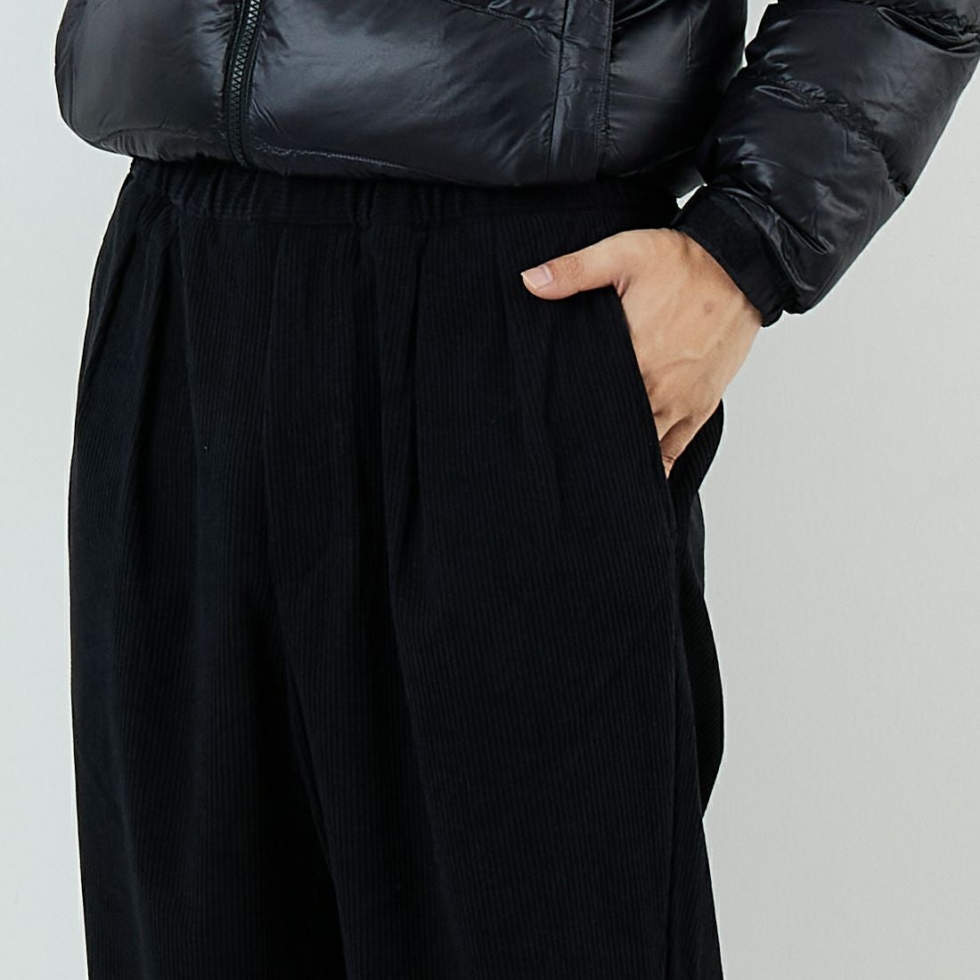 Noir Fabrik [ヌワールファブリック] トリコットコーディロイ ワイドタックイージーパンツ [NF-254-037] 61 BLK &&モデル身長：179cm 着用サイズ：L&&