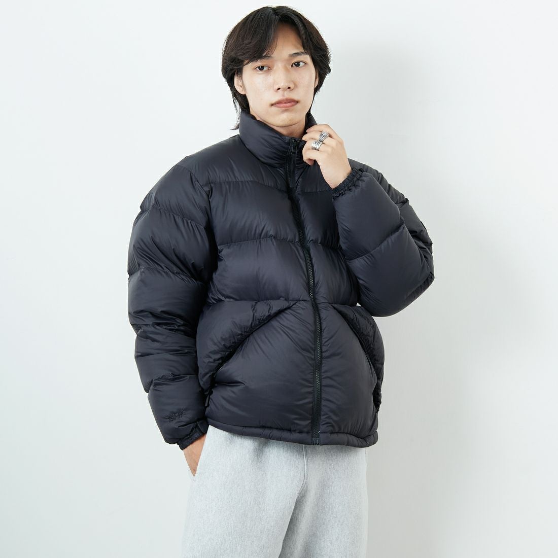 Marmot [マーモット] 別注 ワンポイントロゴ ダウンジャケット [MTFW25UDW329IN-JF] BLACK &&モデル身長：179cm 着用サイズ：L&&