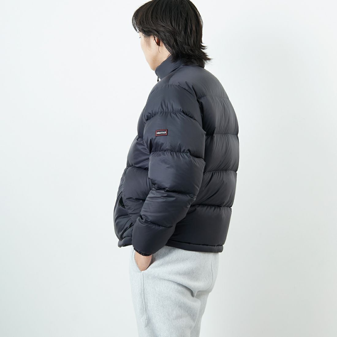 Marmot [マーモット] 別注 ワンポイントロゴ ダウンジャケット [MTFW25UDW329IN-JF] BLACK &&モデル身長：179cm 着用サイズ：L&&