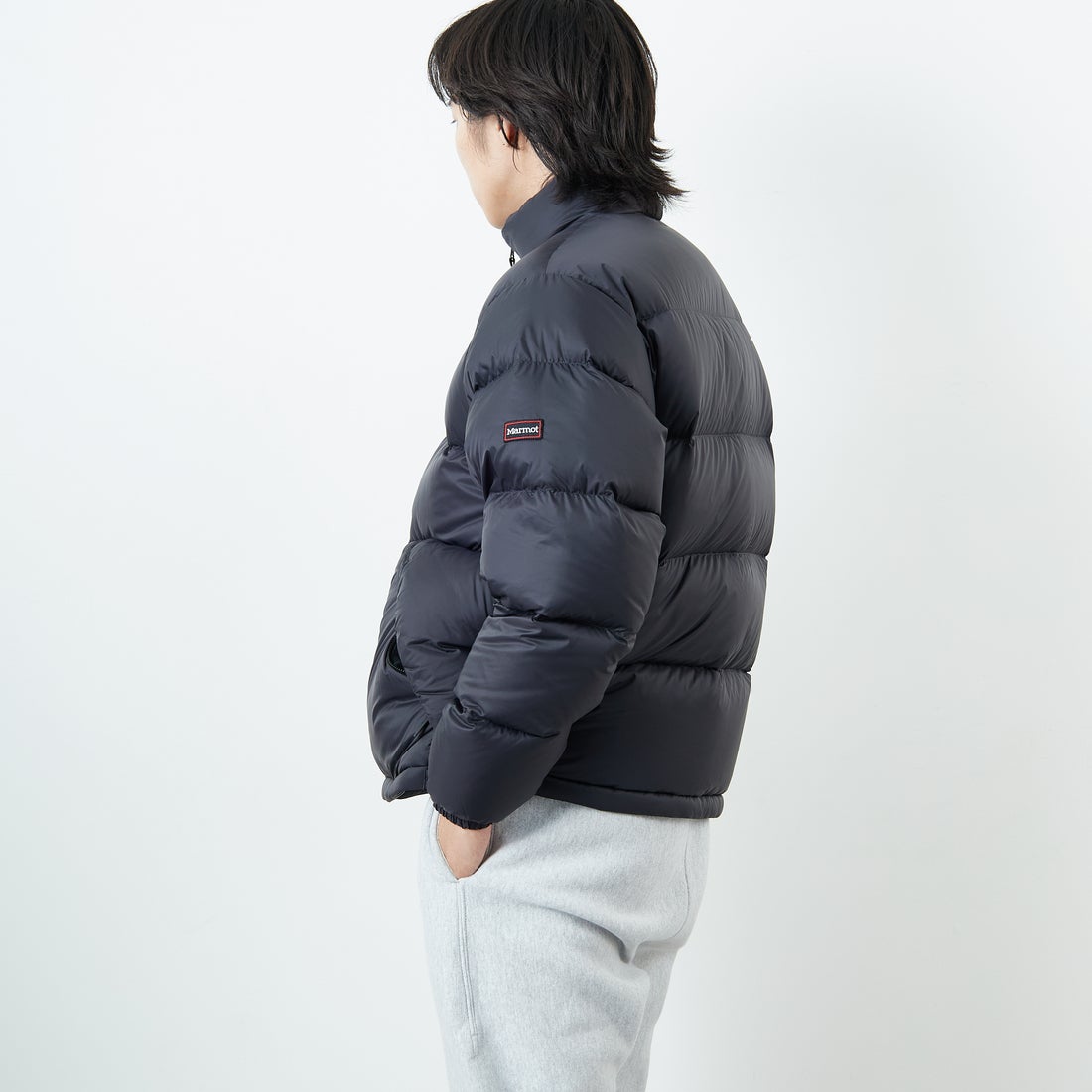 Marmot [マーモット] 別注 ワンポイントロゴ ダウンジャケット [MTFW25UDW329IN-JF] BLACK &&モデル身長：179cm 着用サイズ：L&&