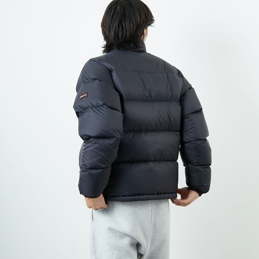 Marmot [マーモット] 別注 ワンポイントロゴ ダウンジャケット [MTFW25UDW329IN-JF] BLACK &&モデル身長：179cm 着用サイズ：L&&