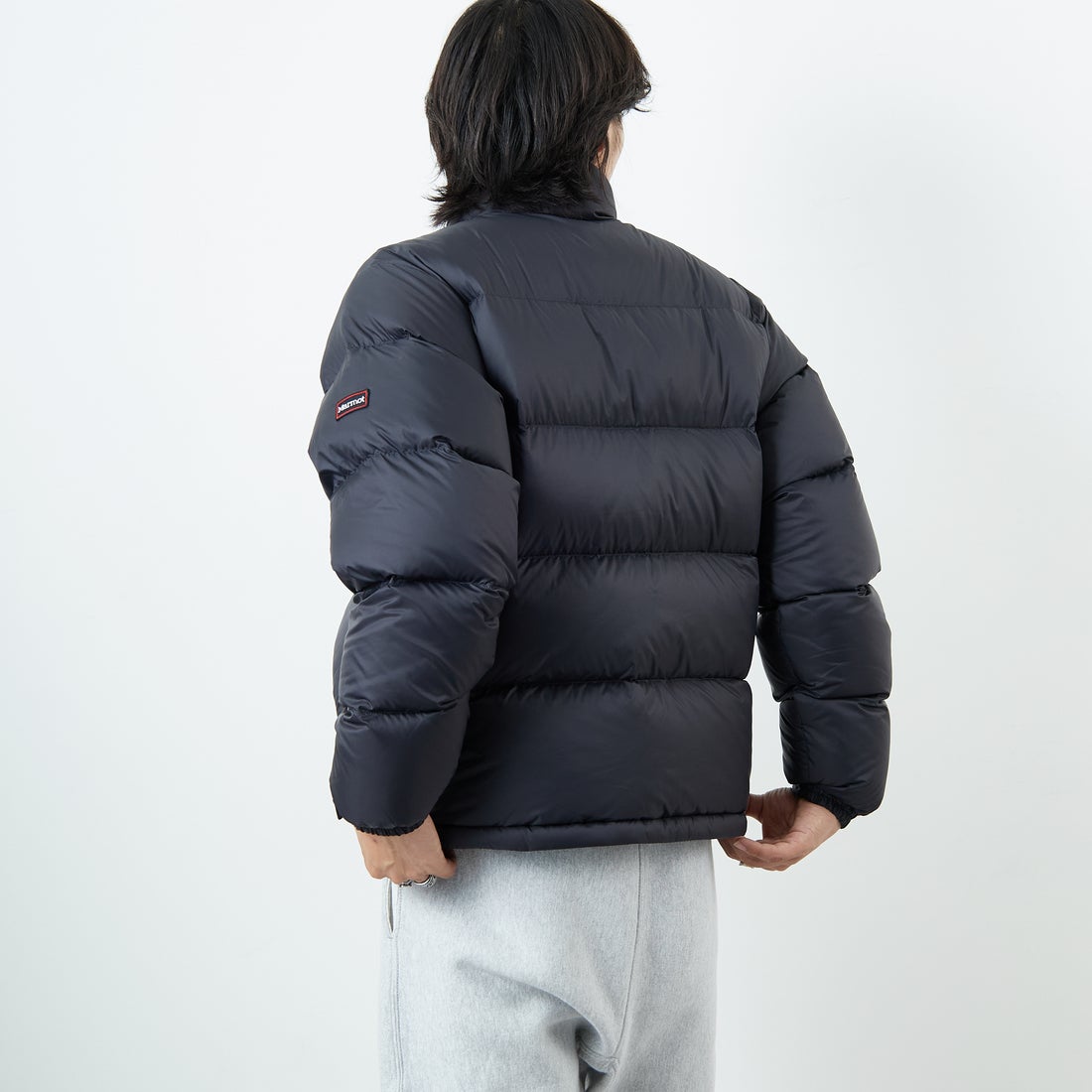 Marmot [マーモット] 別注 ワンポイントロゴ ダウンジャケット [MTFW25UDW329IN-JF] BLACK &&モデル身長：179cm 着用サイズ：L&&