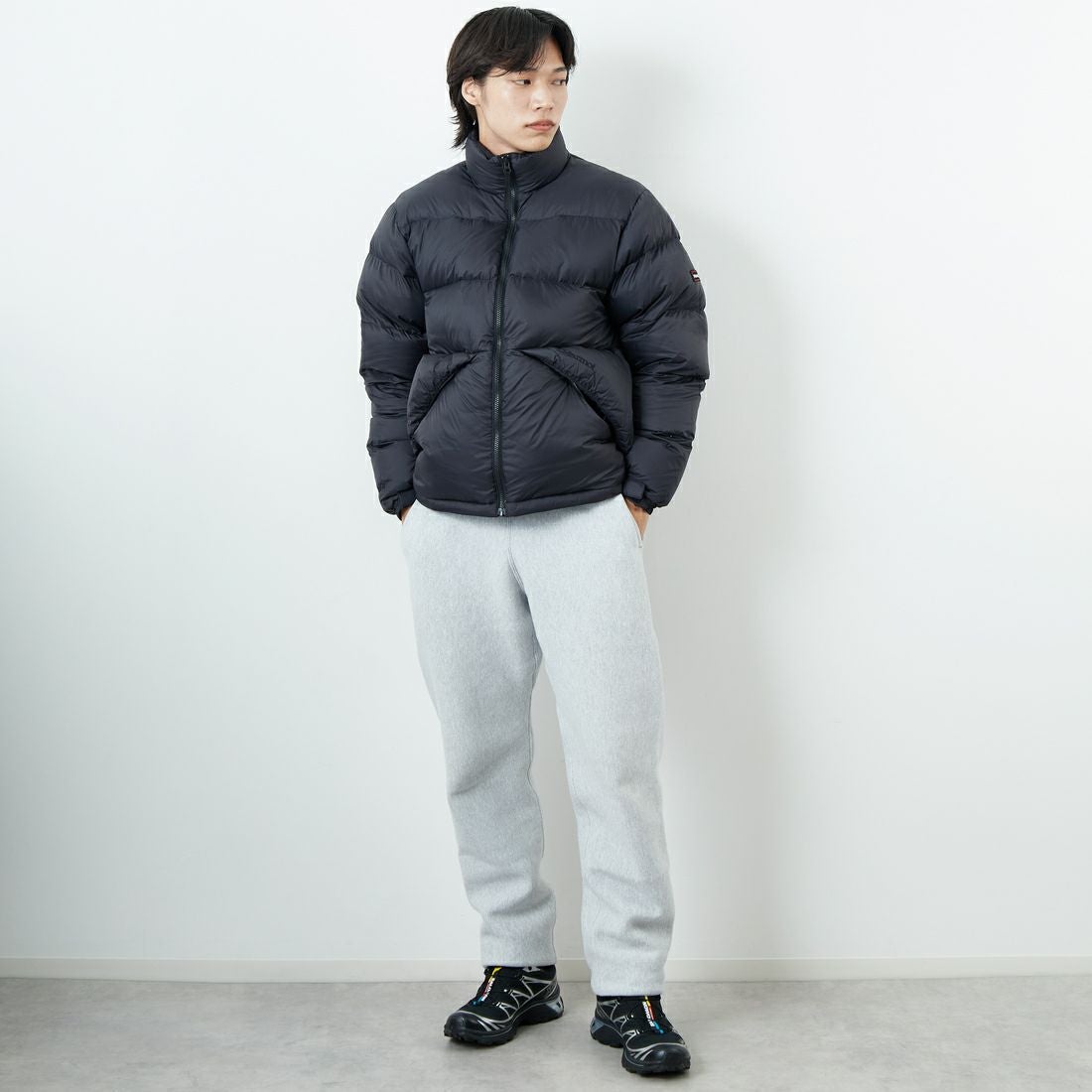 Marmot [マーモット] 別注 ワンポイントロゴ ダウンジャケット [MTFW25UDW329IN-JF] BLACK &&モデル身長：179cm 着用サイズ：L&&