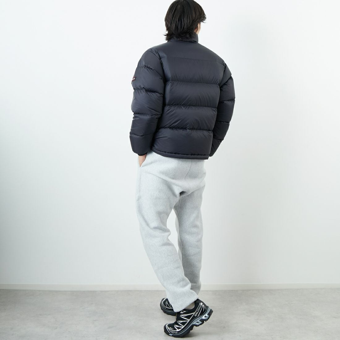 Marmot [マーモット] 別注 ワンポイントロゴ ダウンジャケット [MTFW25UDW329IN-JF] BLACK &&モデル身長：179cm 着用サイズ：L&&