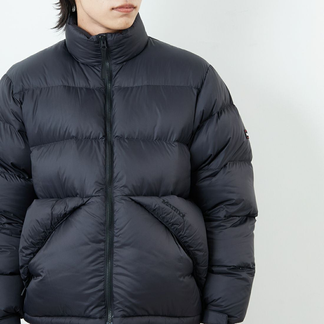 Marmot [マーモット] 別注 ワンポイントロゴ ダウンジャケット [MTFW25UDW329IN-JF] BLACK &&モデル身長：179cm 着用サイズ：L&&