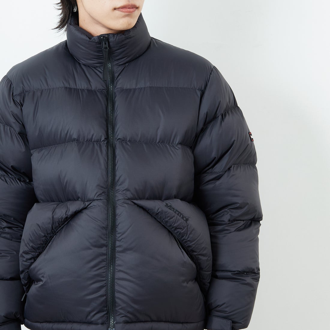 Marmot [マーモット] 別注 ワンポイントロゴ ダウンジャケット [MTFW25UDW329IN-JF] BLACK &&モデル身長：179cm 着用サイズ：L&&