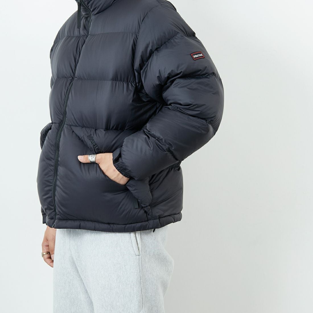 Marmot [マーモット] 別注 ワンポイントロゴ ダウンジャケット [MTFW25UDW329IN-JF] BLACK &&モデル身長：179cm 着用サイズ：L&&