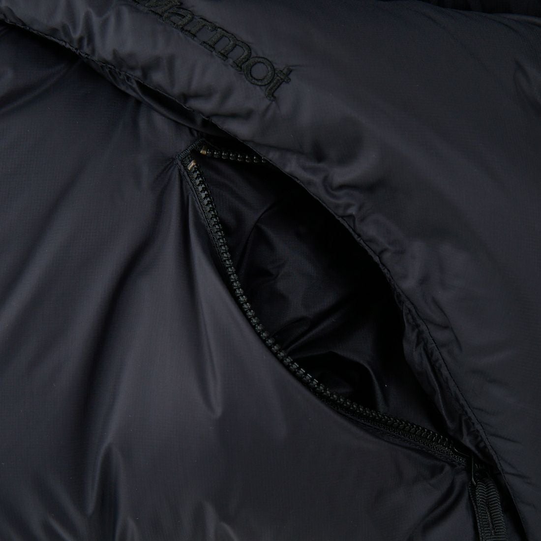 Marmot [マーモット] 別注 ワンポイントロゴ ダウンジャケット [MTFW25UDW329IN-JF] BLACK