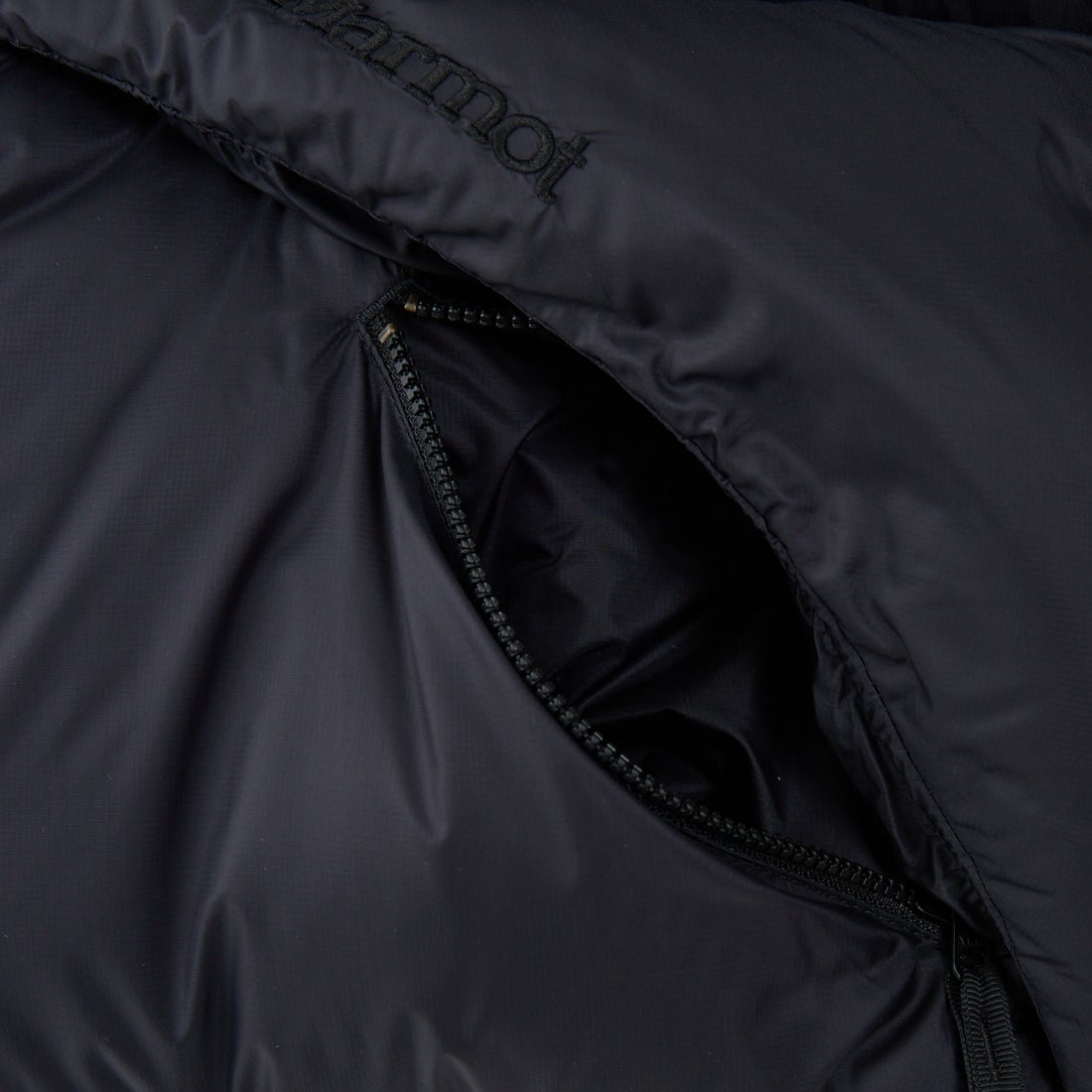 Marmot [マーモット] 別注 ワンポイントロゴ ダウンジャケット [MTFW25UDW329IN-JF] BLACK