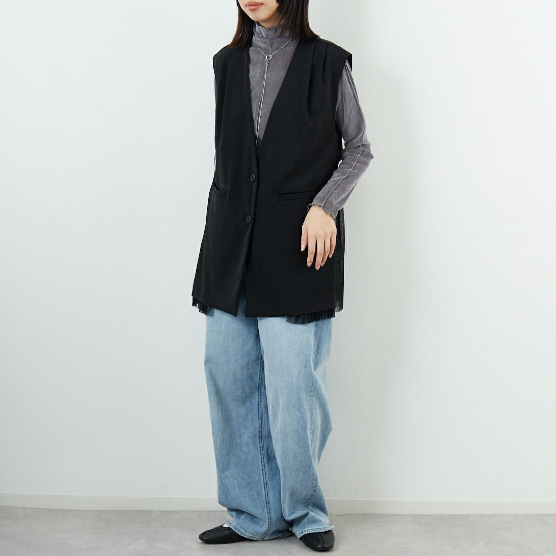 DIGNITE COLLIER [ディニテコリエ] バックチュールジレ [80256126] 004 ﾌﾞﾗｯｸ &&モデル身長：162cm 着用サイズ：F&&