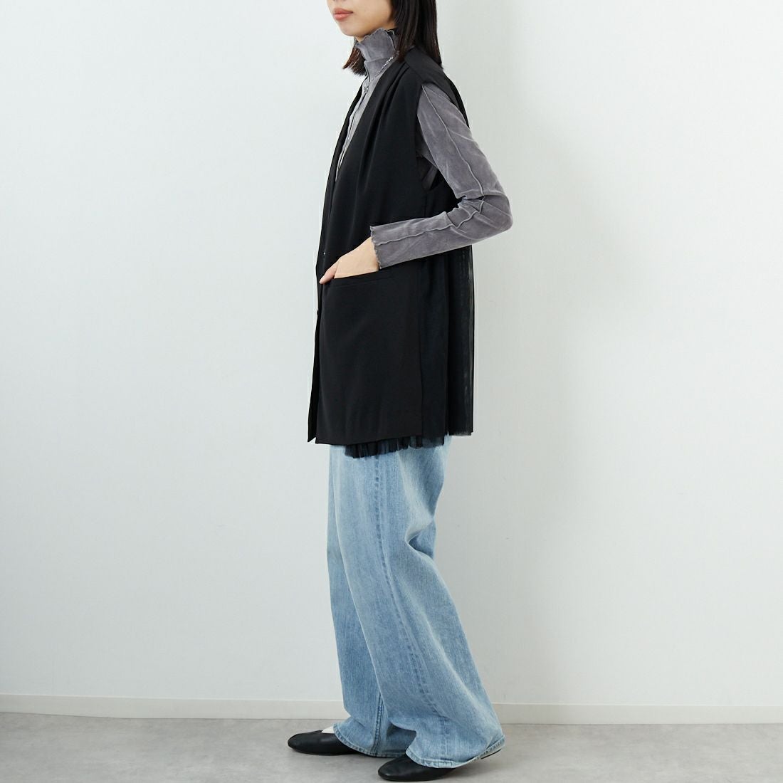 DIGNITE COLLIER [ディニテコリエ] バックチュールジレ [80256126] 004 ﾌﾞﾗｯｸ &&モデル身長：162cm 着用サイズ：F&&