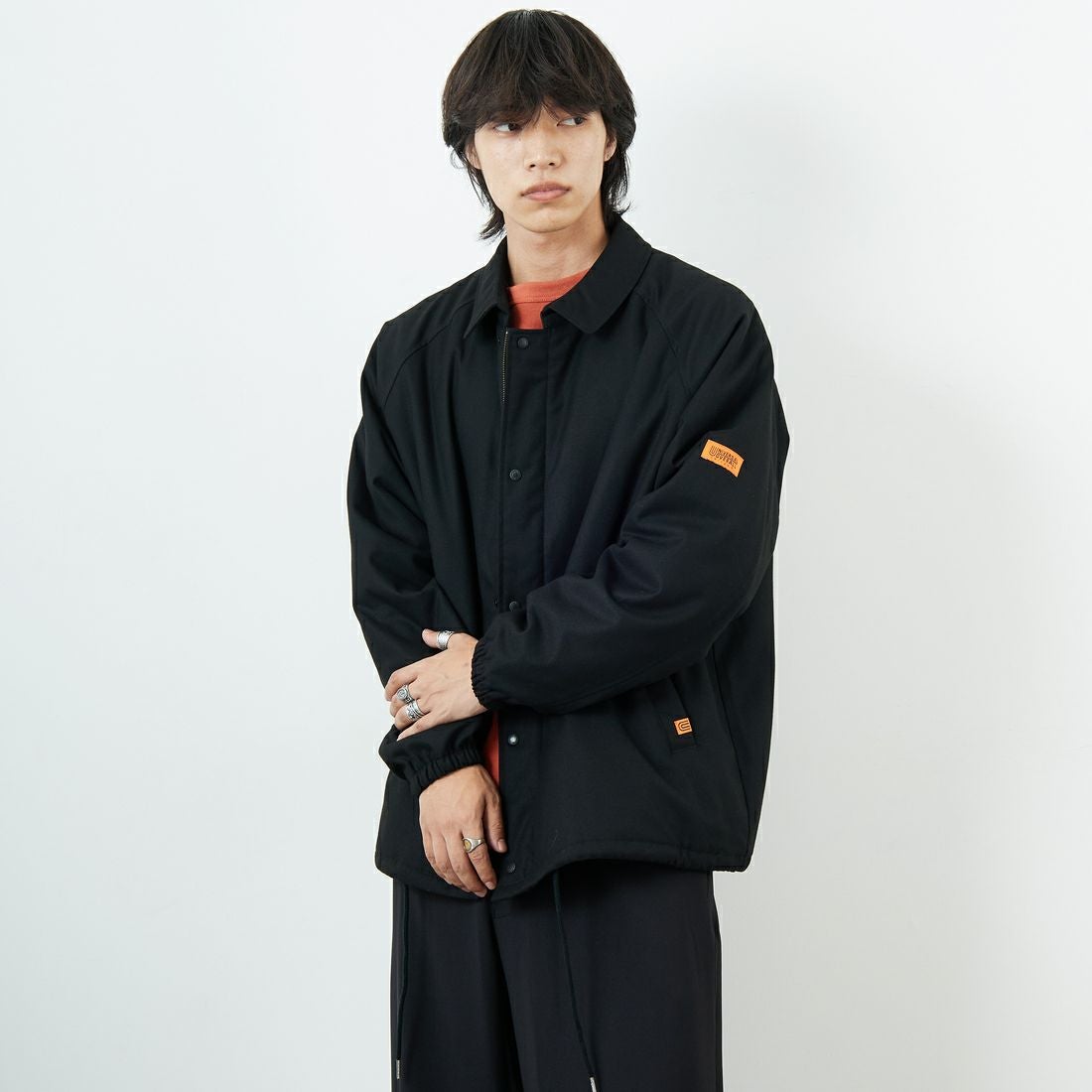 UNIVERSAL OVERALL [ユニバーサルオーバーオール] 別注 中綿入りコーチジャケット [U2531422IN-JF] BLACK &&モデル身長：179cm 着用サイズ：L&&