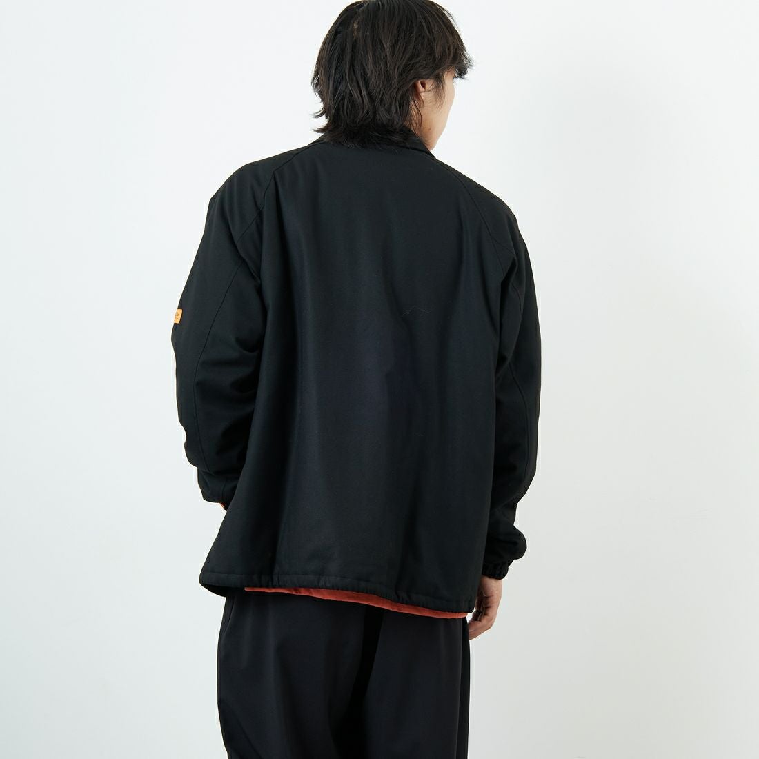 UNIVERSAL OVERALL [ユニバーサルオーバーオール] 別注 中綿入りコーチジャケット [U2531422IN-JF] BLACK &&モデル身長：179cm 着用サイズ：L&&