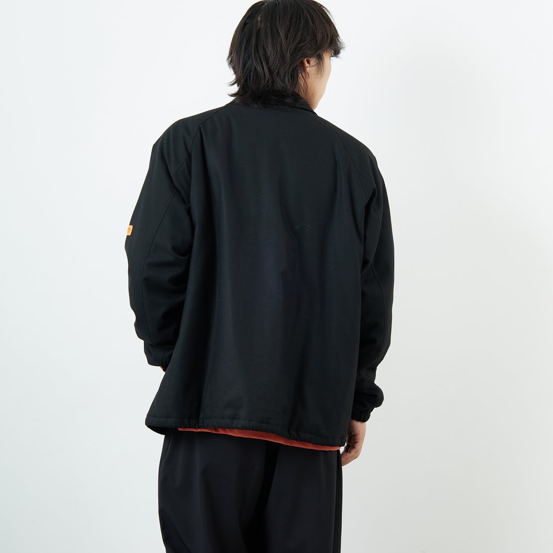 UNIVERSAL OVERALL [ユニバーサルオーバーオール] 別注 中綿入りコーチジャケット [U2531422IN-JF] BLACK &&モデル身長：179cm 着用サイズ：L&&