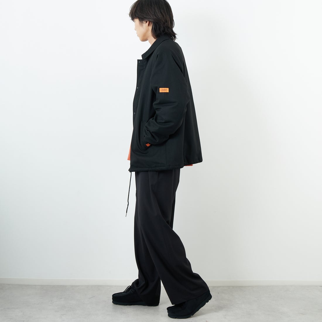 UNIVERSAL OVERALL [ユニバーサルオーバーオール] 別注 中綿入りコーチジャケット [U2531422IN-JF] BLACK &&モデル身長：179cm 着用サイズ：L&&