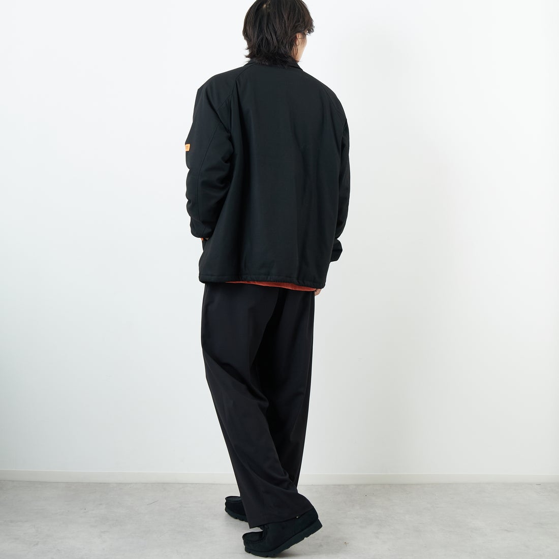 UNIVERSAL OVERALL [ユニバーサルオーバーオール] 別注 中綿入りコーチジャケット [U2531422IN-JF] BLACK &&モデル身長：179cm 着用サイズ：L&&