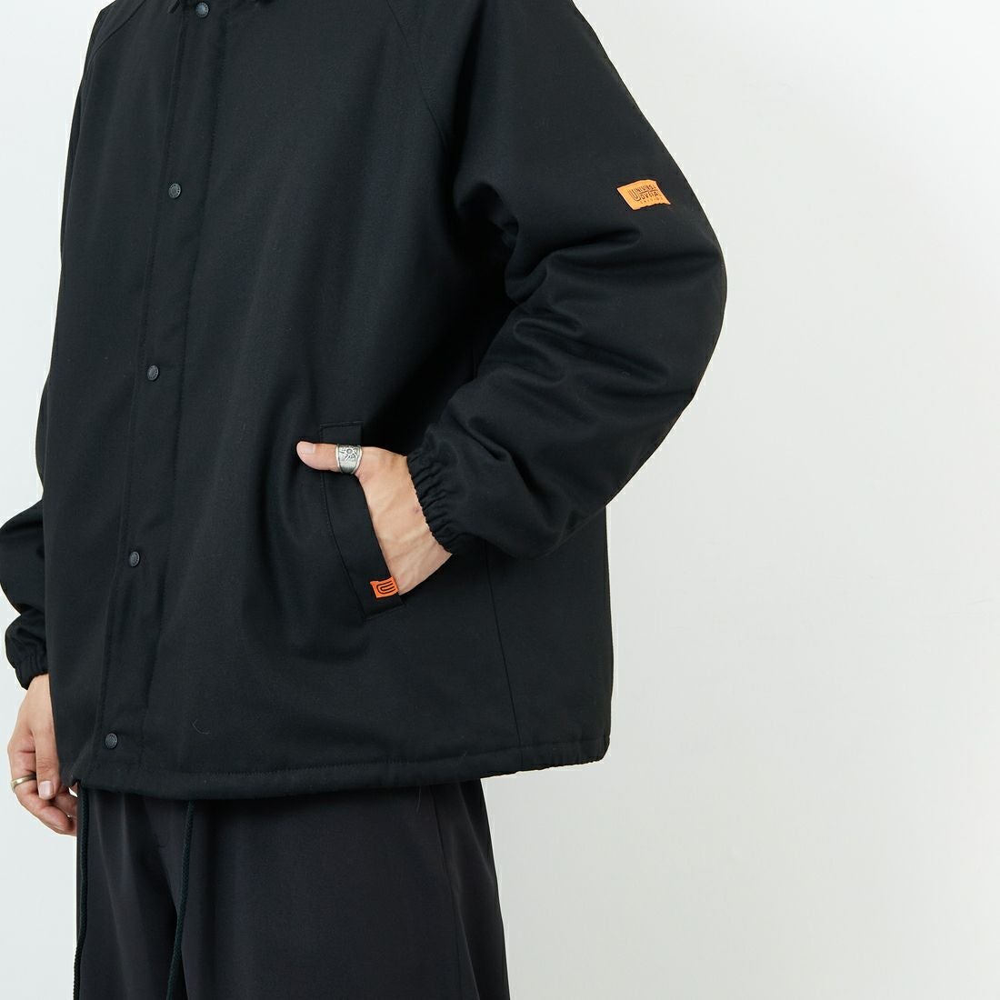 UNIVERSAL OVERALL [ユニバーサルオーバーオール] 別注 中綿入りコーチジャケット [U2531422IN-JF] BLACK &&モデル身長：179cm 着用サイズ：L&&