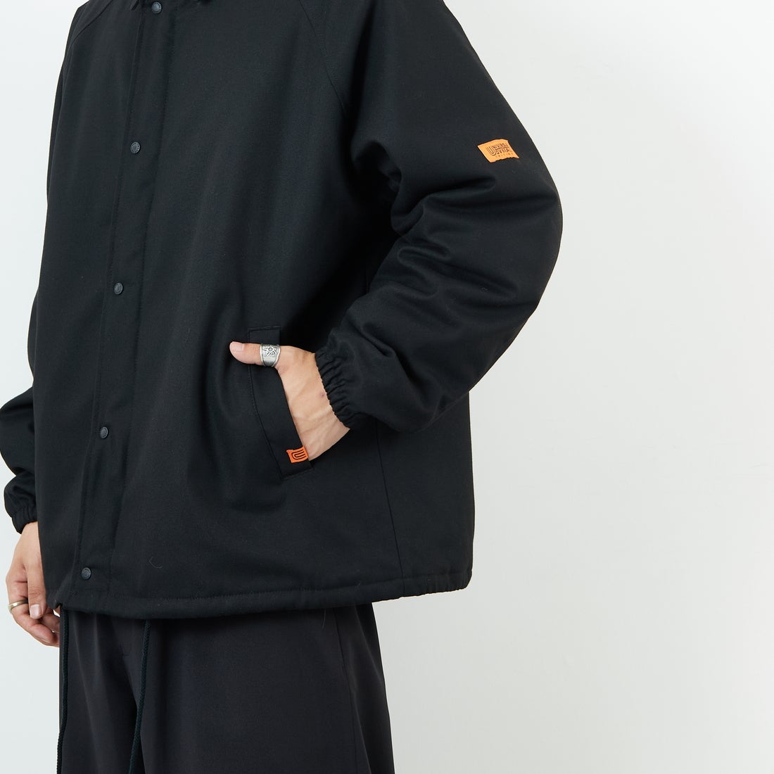 UNIVERSAL OVERALL [ユニバーサルオーバーオール] 別注 中綿入りコーチジャケット [U2531422IN-JF] BLACK &&モデル身長：179cm 着用サイズ：L&&