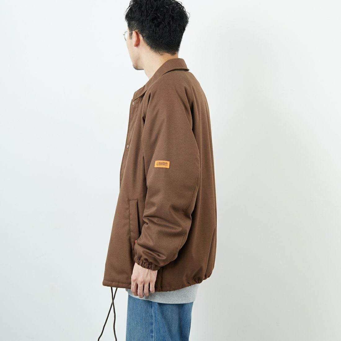UNIVERSAL OVERALL [ユニバーサルオーバーオール] 別注 中綿入りコーチジャケット [U2531422IN-JF] BROWN &&モデル身長：168cm 着用サイズ：L&&