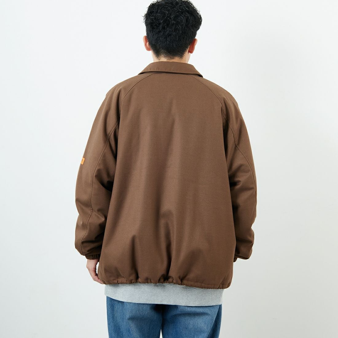 UNIVERSAL OVERALL [ユニバーサルオーバーオール] 別注 中綿入りコーチジャケット [U2531422IN-JF] BROWN &&モデル身長：168cm 着用サイズ：L&&