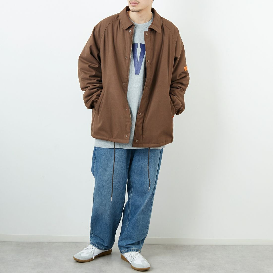 UNIVERSAL OVERALL [ユニバーサルオーバーオール] 別注 中綿入りコーチジャケット [U2531422IN-JF] BROWN &&モデル身長：168cm 着用サイズ：L&&