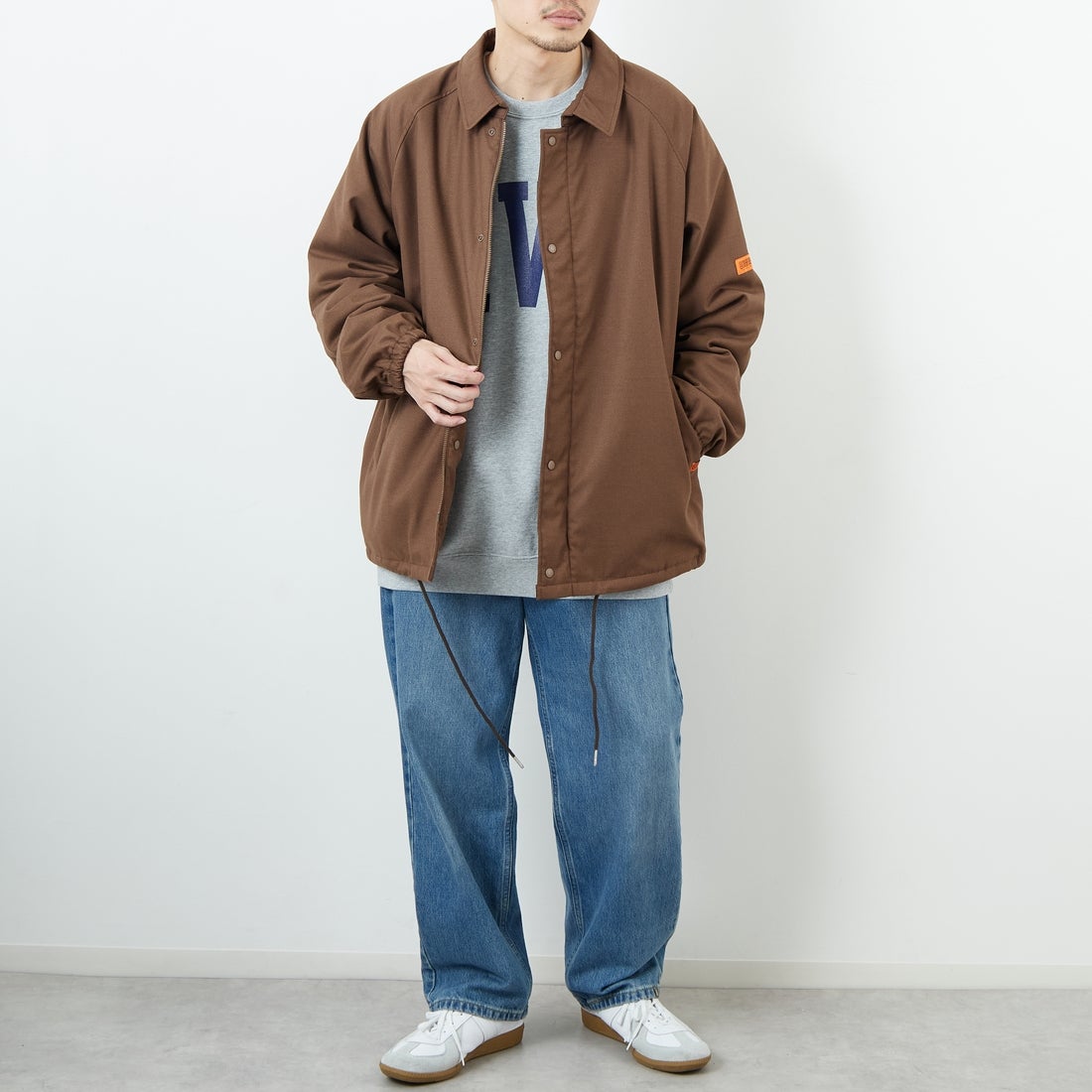 UNIVERSAL OVERALL [ユニバーサルオーバーオール] 別注 中綿入りコーチジャケット [U2531422IN-JF] BROWN &&モデル身長：168cm 着用サイズ：L&&