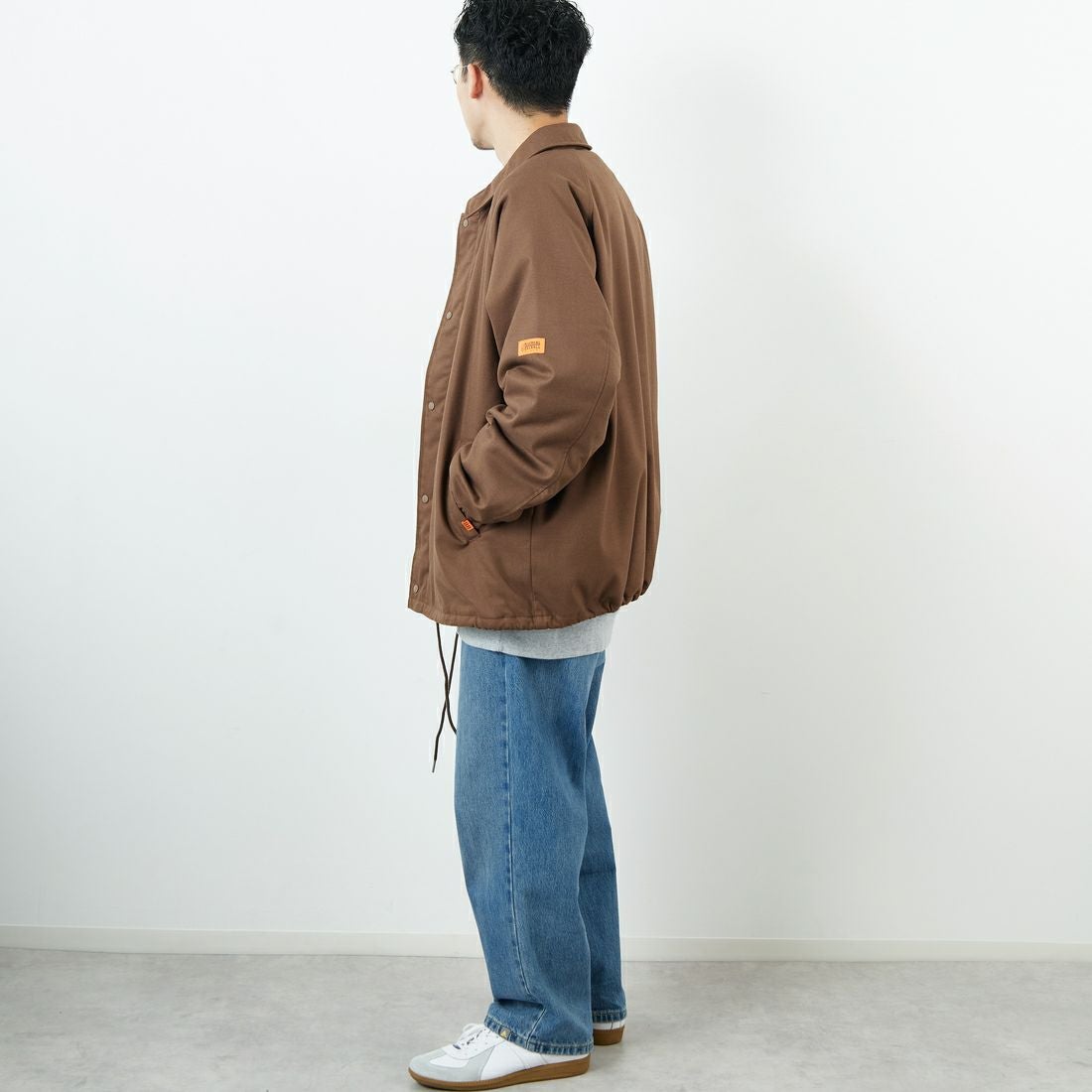 UNIVERSAL OVERALL [ユニバーサルオーバーオール] 別注 中綿入りコーチジャケット [U2531422IN-JF] BROWN &&モデル身長：168cm 着用サイズ：L&&