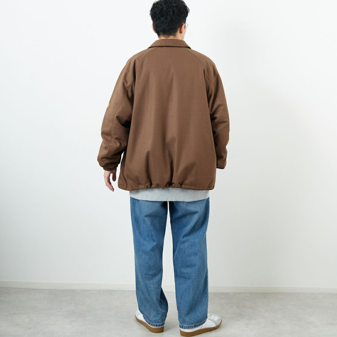 UNIVERSAL OVERALL [ユニバーサルオーバーオール] 別注 中綿入りコーチジャケット [U2531422IN-JF] BROWN &&モデル身長：168cm 着用サイズ：L&&