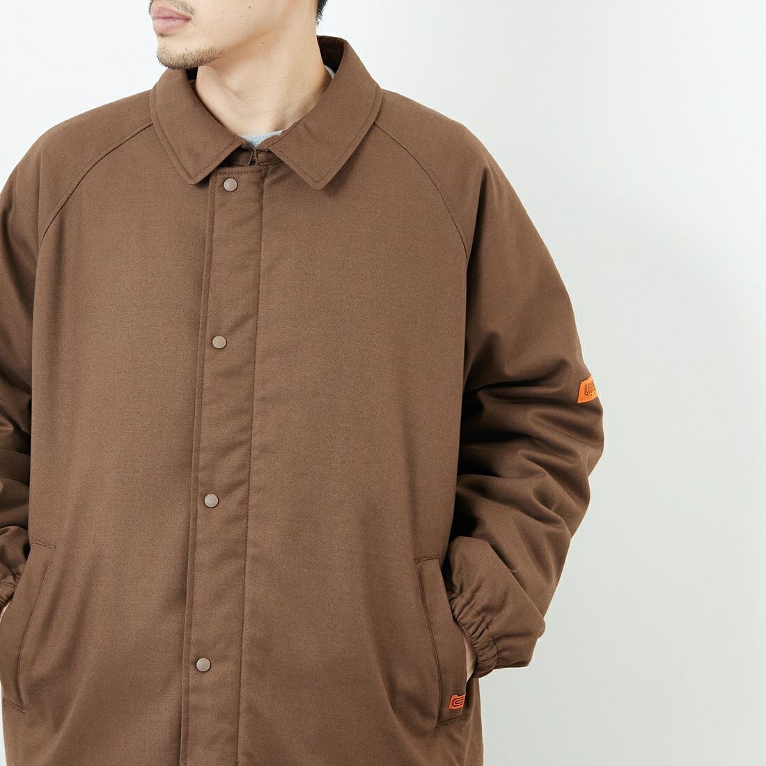 UNIVERSAL OVERALL [ユニバーサルオーバーオール] 別注 中綿入りコーチジャケット [U2531422IN-JF] BROWN &&モデル身長：168cm 着用サイズ：L&&