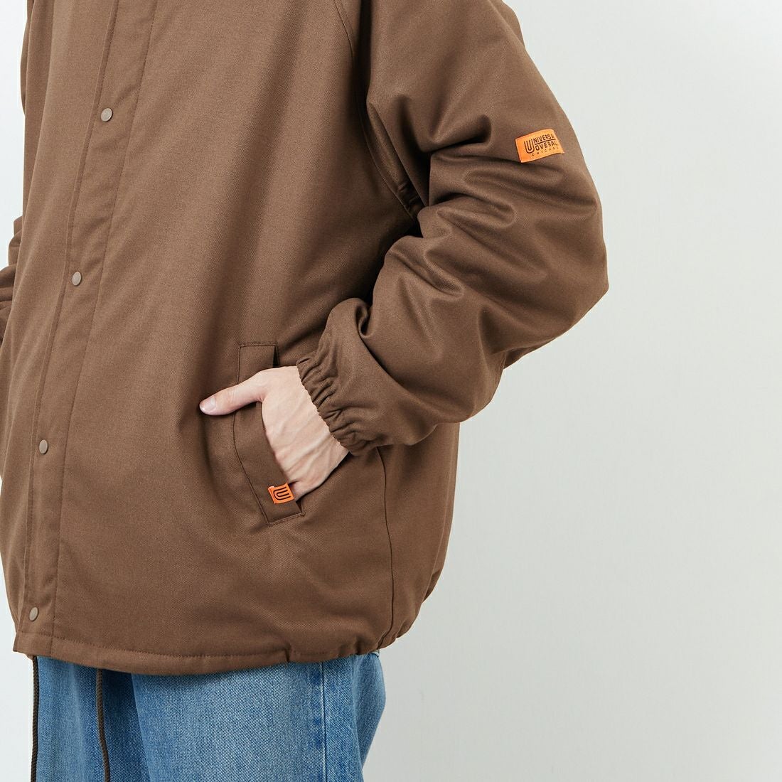 UNIVERSAL OVERALL [ユニバーサルオーバーオール] 別注 中綿入りコーチジャケット [U2531422IN-JF] BROWN &&モデル身長：168cm 着用サイズ：L&&