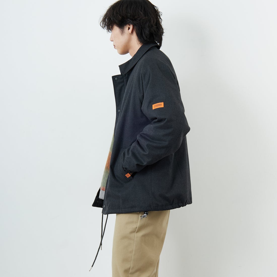 UNIVERSAL OVERALL [ユニバーサルオーバーオール] 別注 中綿入りコーチジャケット [U2531422IN-JF] CHARCOAL &&モデル身長：179cm 着用サイズ：L&&