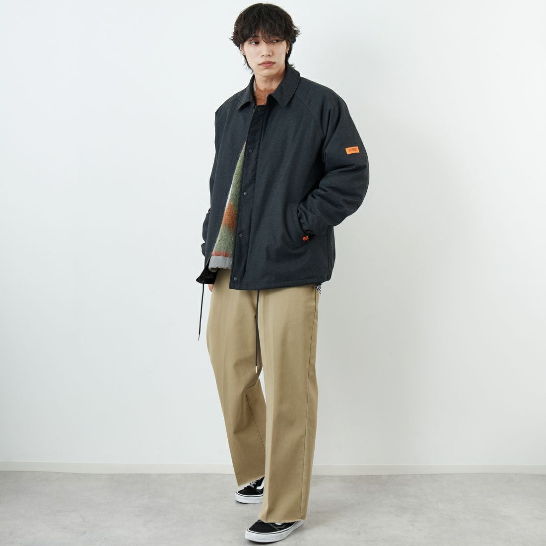 UNIVERSAL OVERALL [ユニバーサルオーバーオール] 別注 中綿入りコーチジャケット [U2531422IN-JF] CHARCOAL &&モデル身長：179cm 着用サイズ：L&&