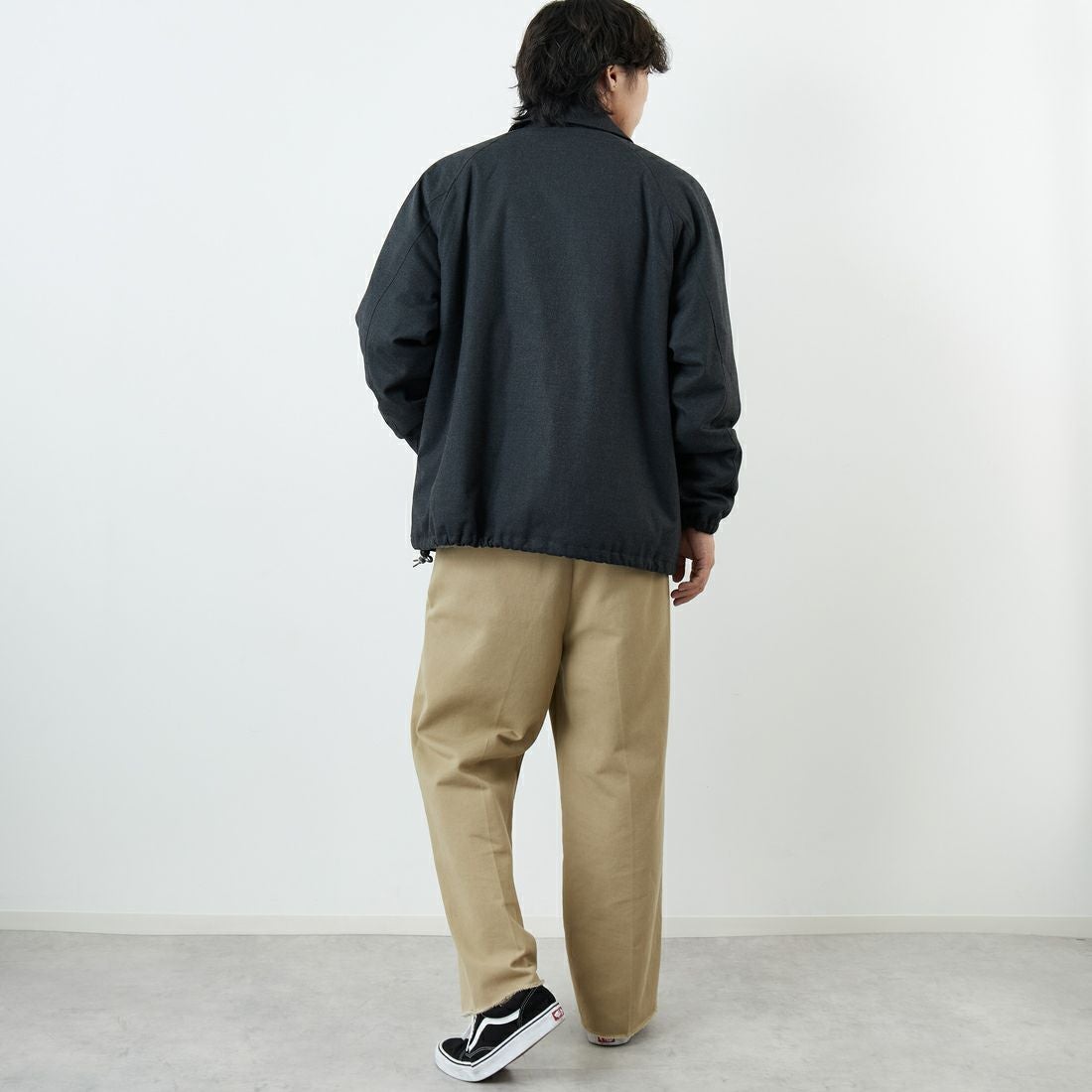 UNIVERSAL OVERALL [ユニバーサルオーバーオール] 別注 中綿入りコーチジャケット [U2531422IN-JF] CHARCOAL &&モデル身長：179cm 着用サイズ：L&&