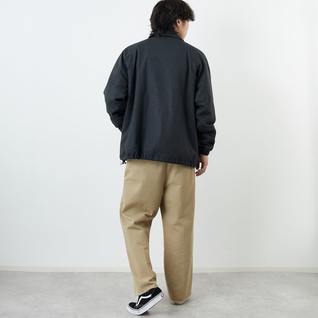 UNIVERSAL OVERALL [ユニバーサルオーバーオール] 別注 中綿入りコーチジャケット [U2531422IN-JF] CHARCOAL &&モデル身長：179cm 着用サイズ：L&&