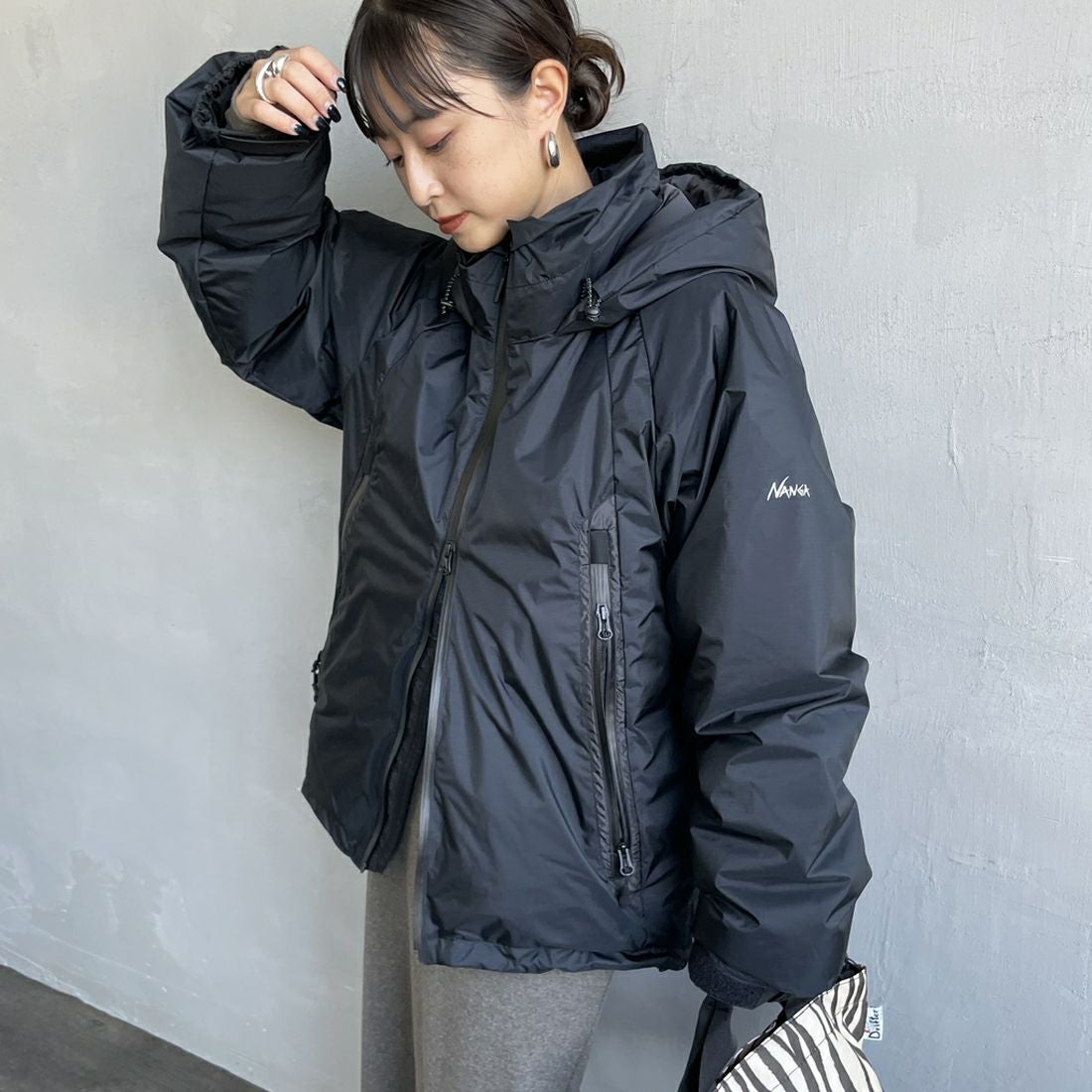 JEANSFACTORY × NANGA [ジーンズファクトリー × ナンガ] 別注 オーロラテックスダウンジャケット [JMP-254-030-JF] BLACK &&モデル身長：150cm 着用サイズ：S&&